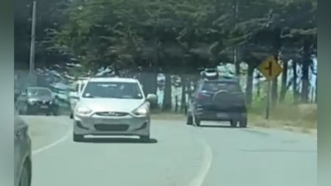 Conductor arrancó con manguera incluida desde estación de bencina en Pichilemu