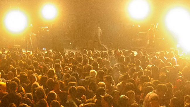 Seremi abre sumario por masiva fiesta de Halloween en el Teatro Caupolicán