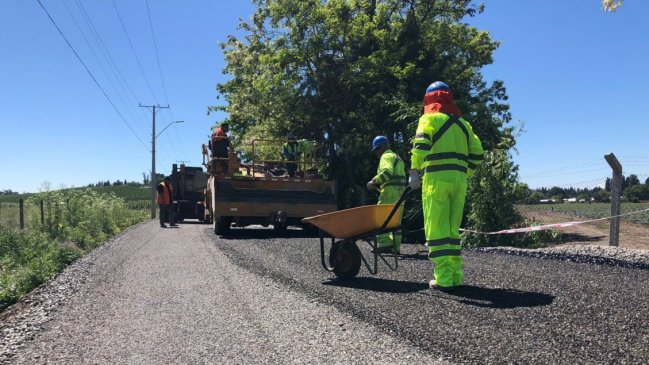 Ñuble mejora conectividad vial: Asfaltarán ocho caminos en siete comunas