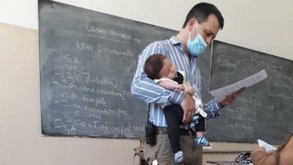  Profesor cuidó el bebé a alumna y se hizo viral  