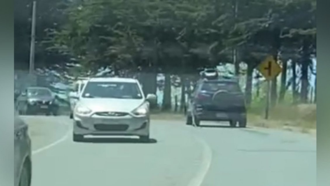 Conductor arrancó con manguera incluida desde estación de bencina en Pichilemu