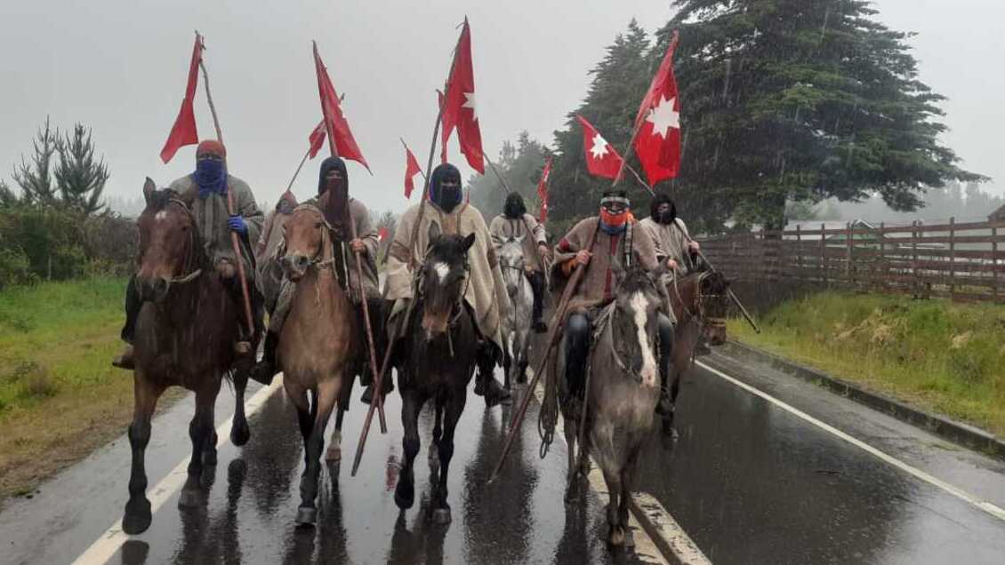 Comuneros mapuche cortaron ruta en Cañete en protesta por la militarización de la Macrozona Sur