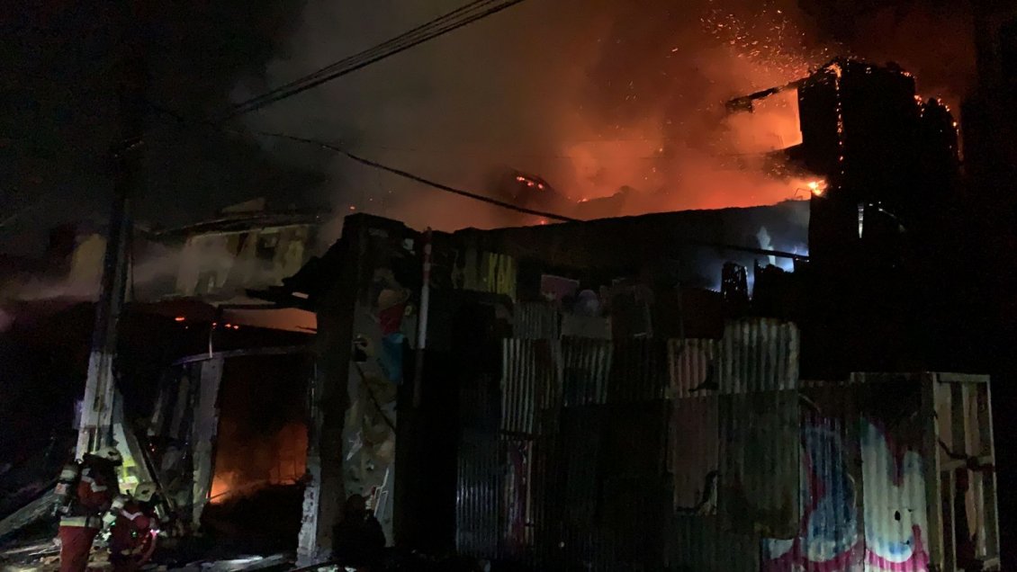 Valparaíso: Más de 20 damnificados dejó incendio que destruyó cinco casas en el Barrio Puerto