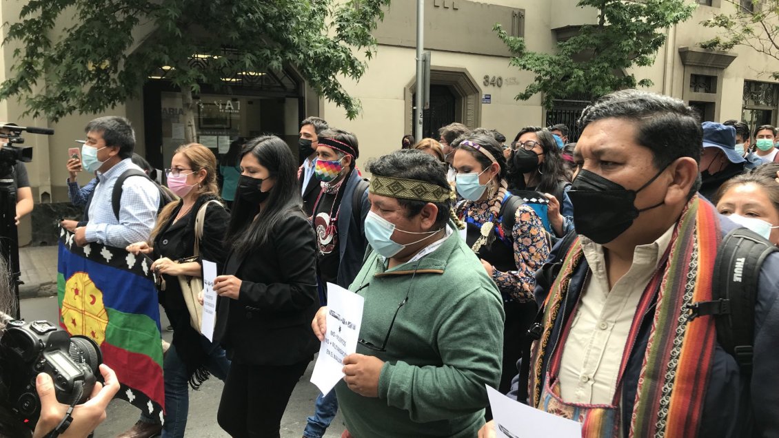 Convencionales marcharon hasta la Moneda para entregar carta tras muerte de comunero