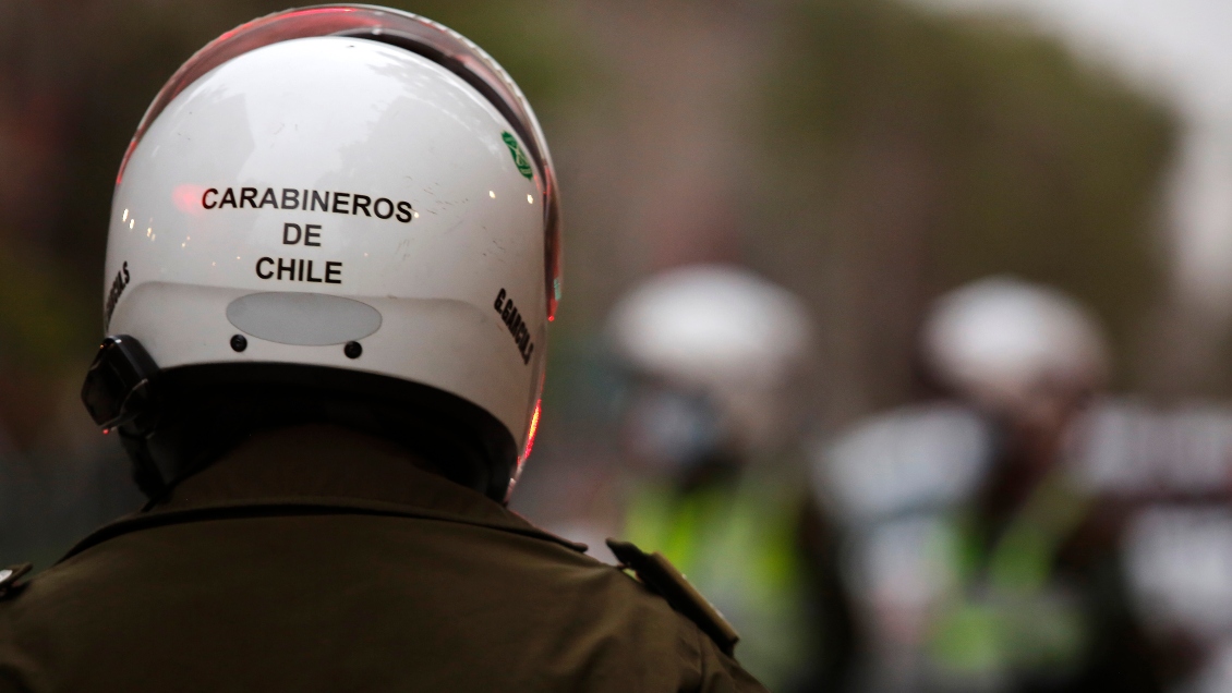 Vehículo con encargo por robo chocó a otros autos y un poste en Ñuñoa