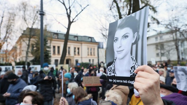 Protestas en Polonia por muerte de mujer con embarazo inviable que no pudo abortar