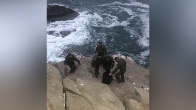 Carabineros rescató a mujer que se lanzó al mar en Iquique