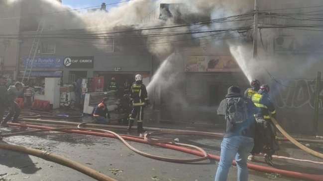 Incendio afectó al barrio comercial de Valparaíso: Cuatro locales resultaron destruidos