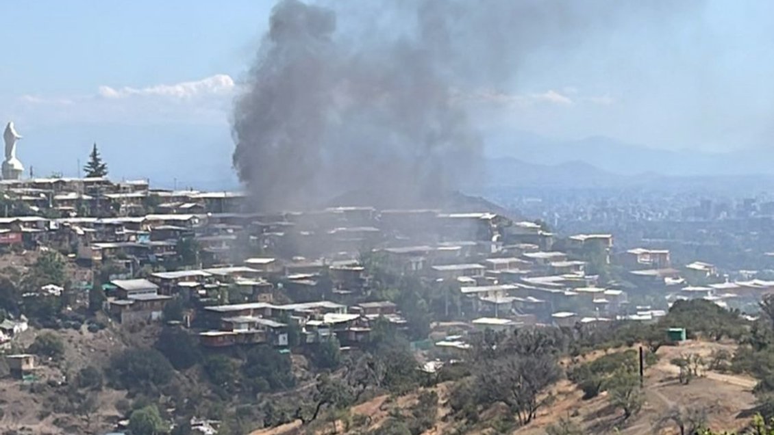 Incendio afectó a seis casas en el Cerro 18 en Lo Barnechea