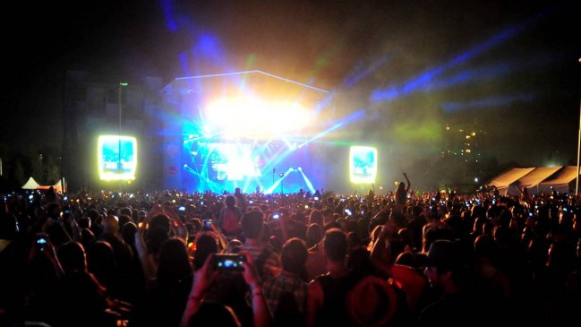 Partidos políticos, organizaciones, juntas de vecinos y asambleas rechazan Lollapalooza en Parque O'Higgins