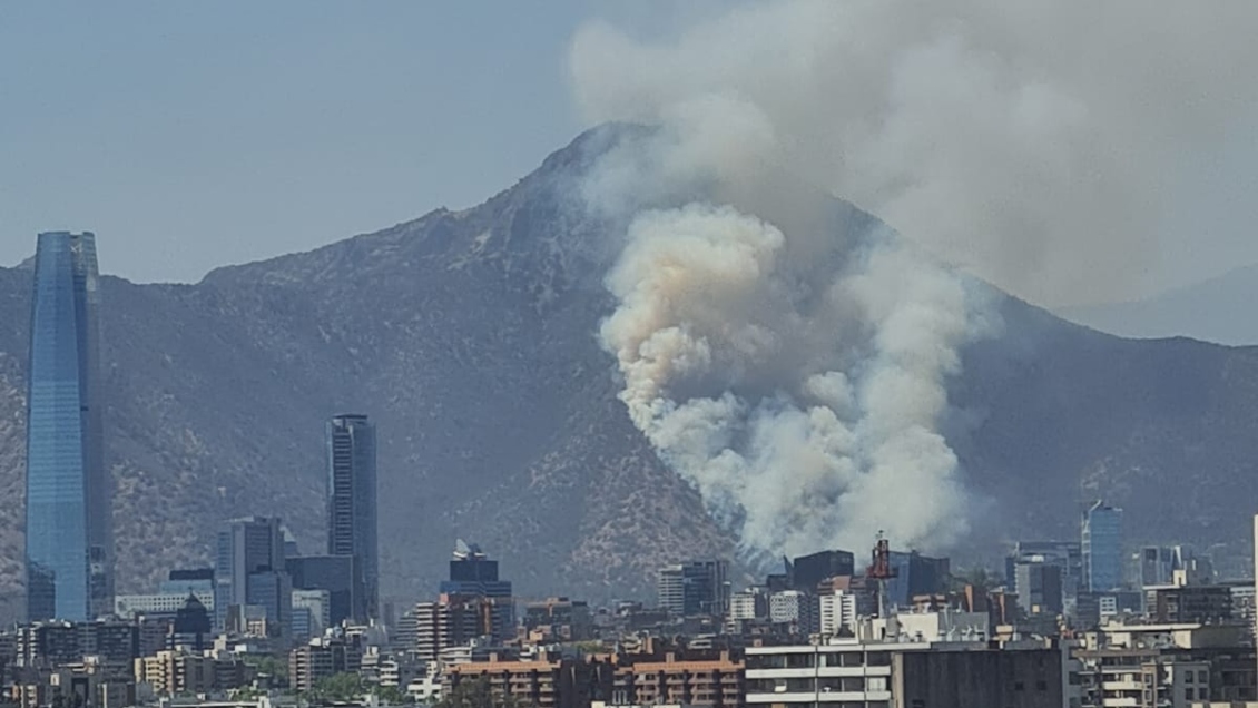 Bomberos combatió incendio en cerro Manquehue en Vitacura