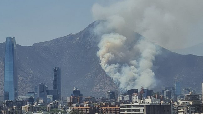 Bomberos combatió incendio en cerro Manquehue en Vitacura