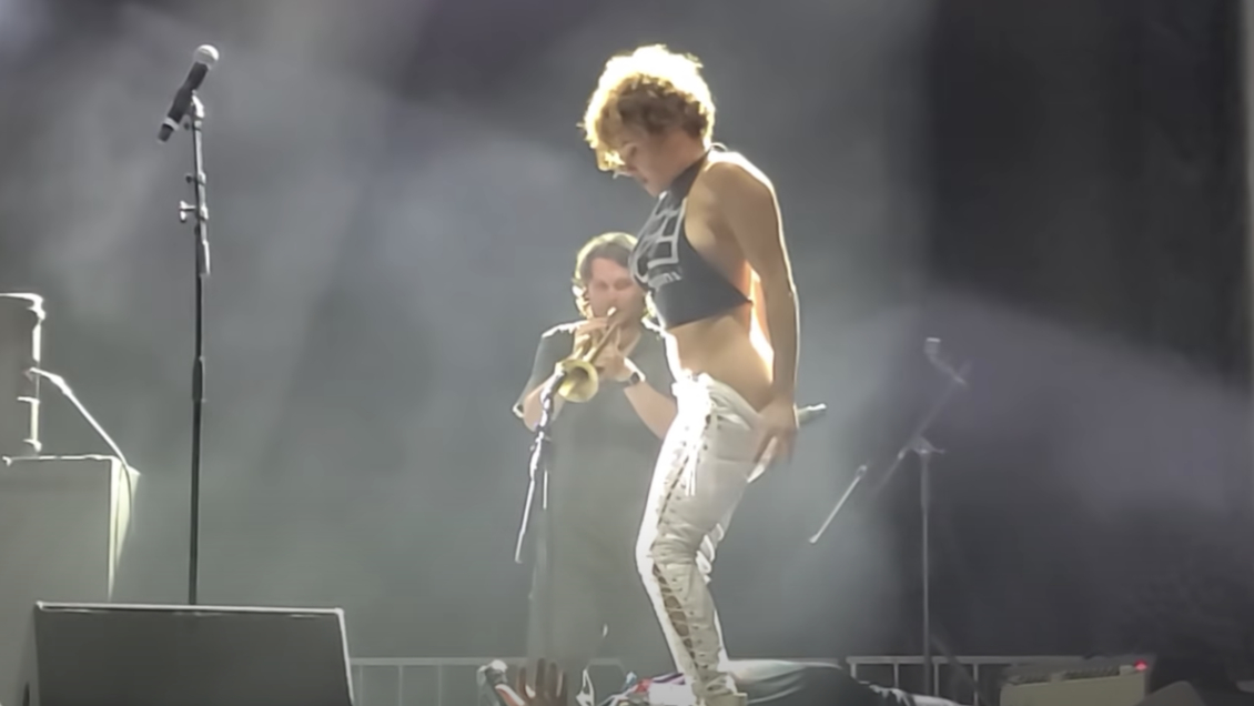 Cantante que orinó a fan vuelve a disculparse tras 