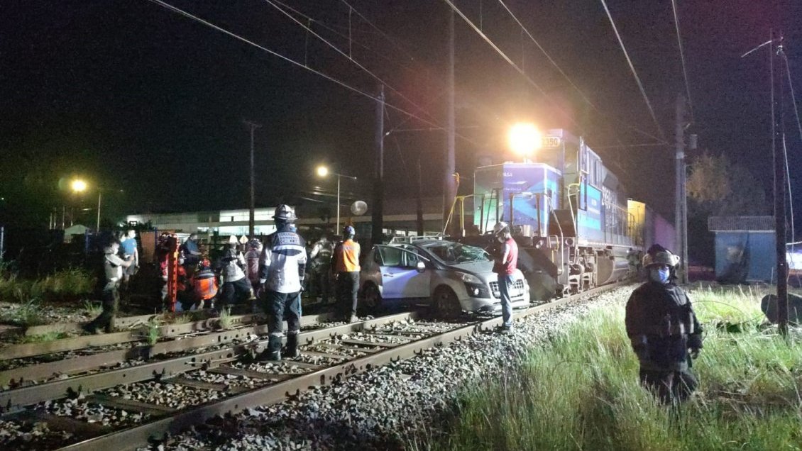 Tren impactó a un vehículo en cruce ferroviario de Chillán: Tres lesionados
