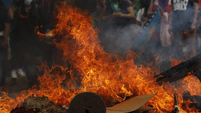 Tirúa: Encapuchados instalaron barricada, bajaron a niños y robaron furgón escolar