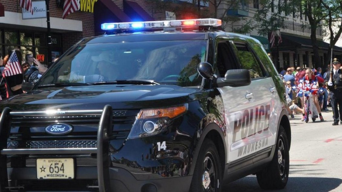 Varios muertos y más de 20 heridos deja embestida de auto contra desfile de Navidad en EE.UU.