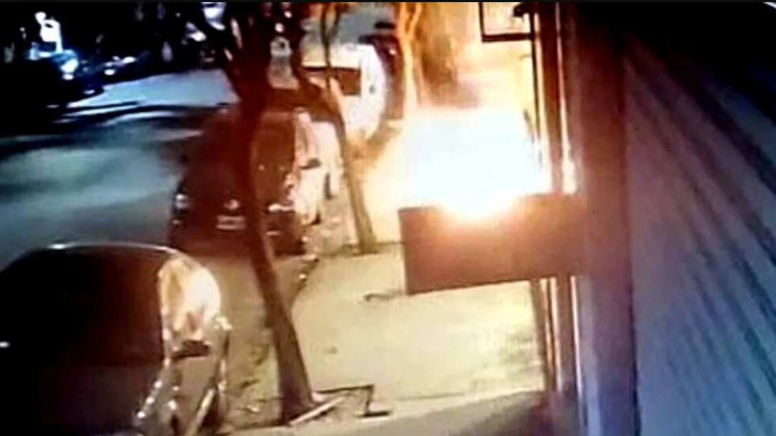 Nueve encapuchados atacaron al diario Clarín de Argentina con bombas molotov