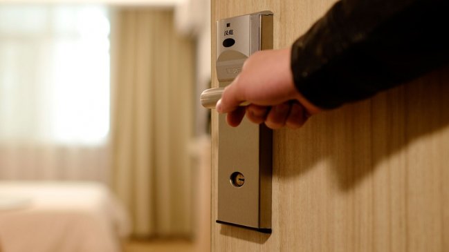 Mujer siguió a su marido a un hotel y descubrió que le era infiel con su sobrina