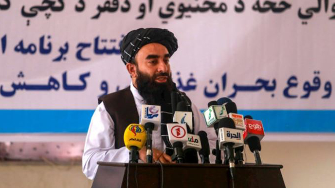 Afganistán: Primer ministro talibán asegura que las mujeres podrán trabajar y estudiar