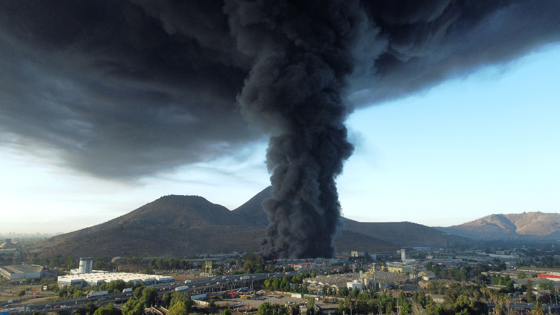 Quilicura, Renca, Conchalí e Independencia suspenden sus clases por gigantesco incendio