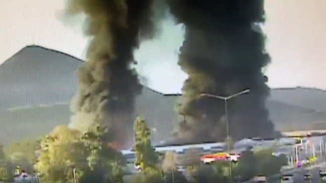 Continúa el combate contra el gigantesco incendio que afecta a una fábrica en Quilicura