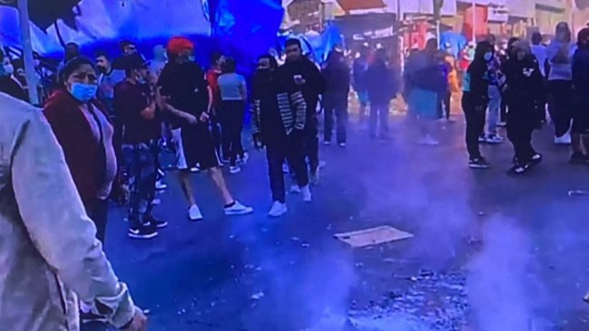 Intento de sacar a comerciantes ambulantes del barrio Meiggs provocó enfrentamientos con Carabineros