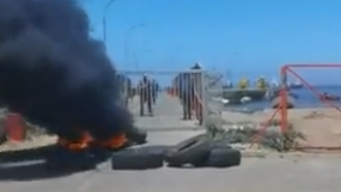 Pescadores bloquean muelle de Lota para evitar pesca de sardina y anchoveta
