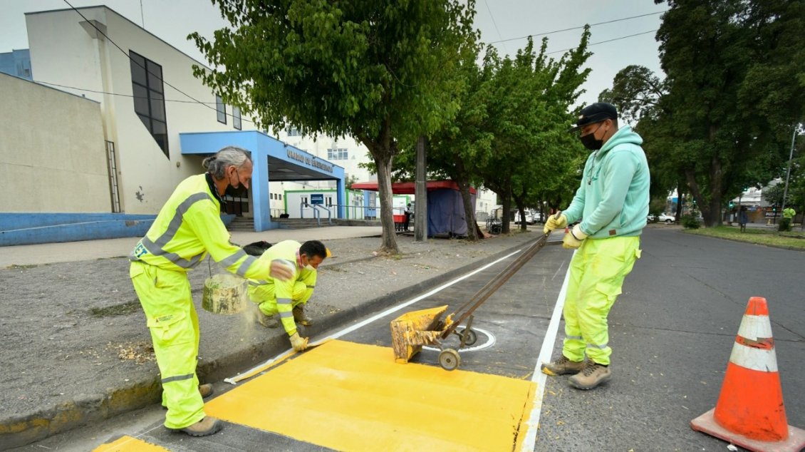 Demarcan calzada frente al Hospital de Chillán para mitigar problemas de aparcamiento de ambulancias