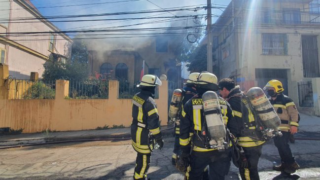 Confirman un adulto mayor fallecido tras incendio registrado en cerro Playa Ancha de Valparaíso