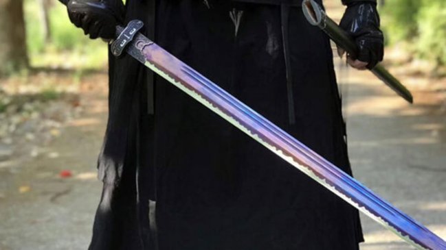 Un ladrón vestido de ninja hirió a dos policías con una katana en Francia