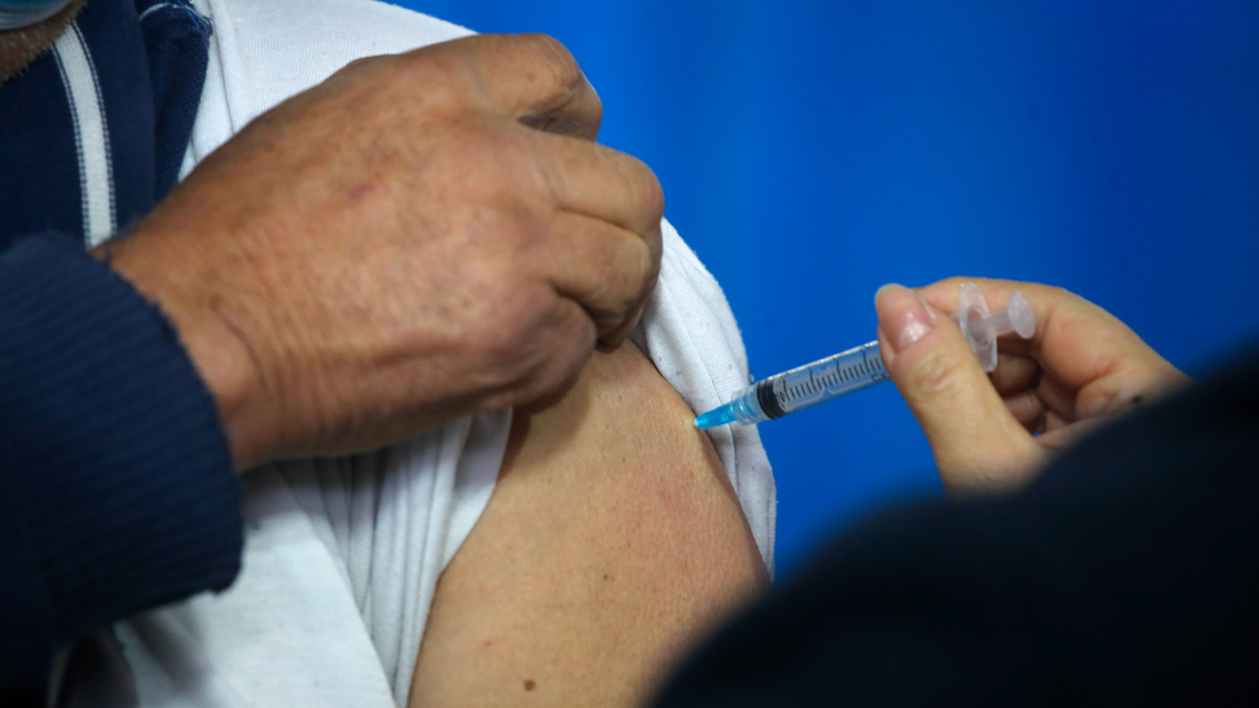 Italia: Autoridades denunciaron a hombre que intentó vacunarse con un brazo de silicona