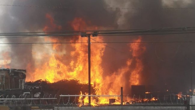 Bomberos combate nuevo incendio en sector industrial de Quilicura