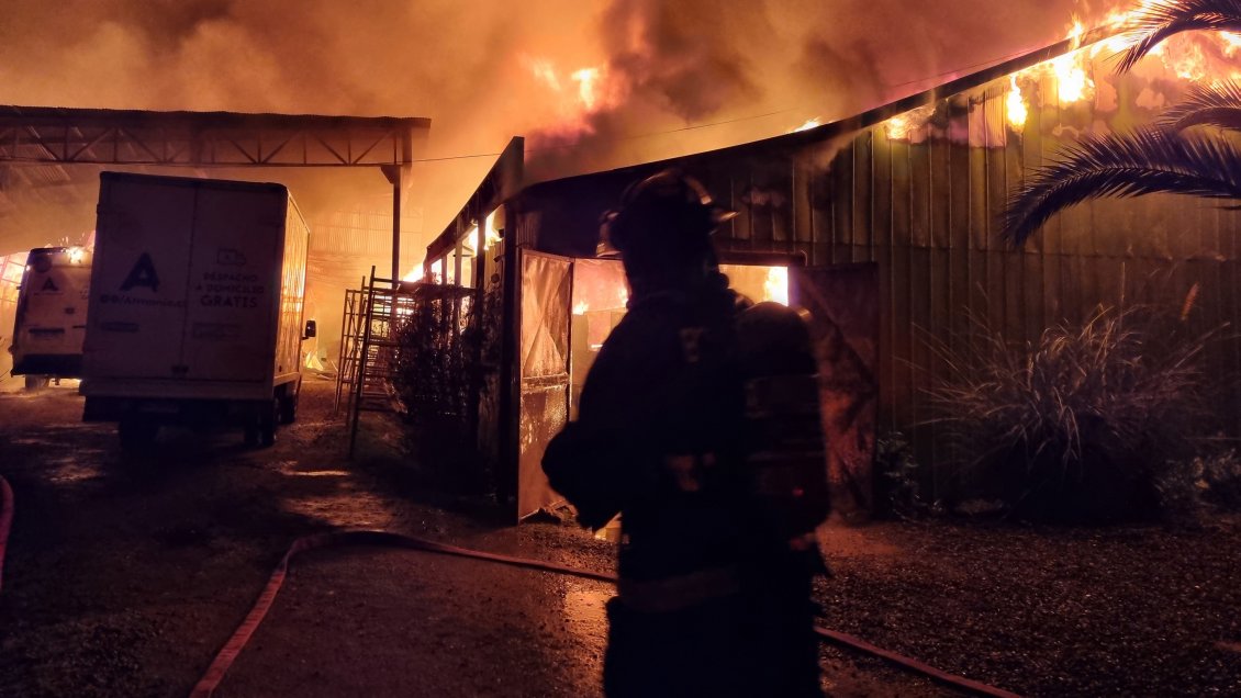 Ataque incendiario afectó una casa y dos bodegas en Cañete: Un adulto mayor fue amenazado