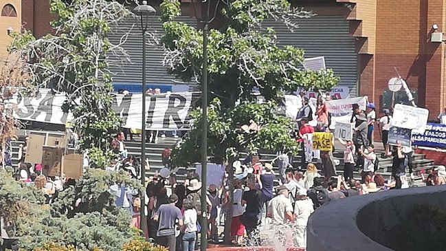 Grupo antivacunas entró con gritos a protestar a Canal 13