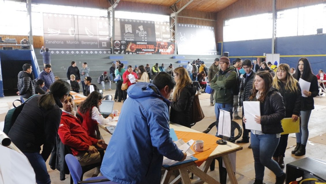 Con feria laboral buscan reactivar el empleo en Pucón