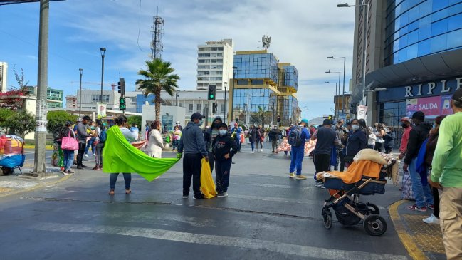 Comerciantes ambulantes protestan y bloquean calles en el centro de Iquique