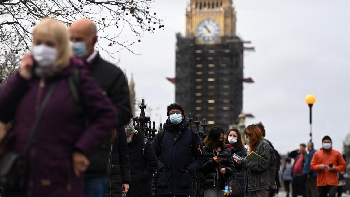 Johnson confirma la primera muerte por la variante ómicron en el Reino Unido