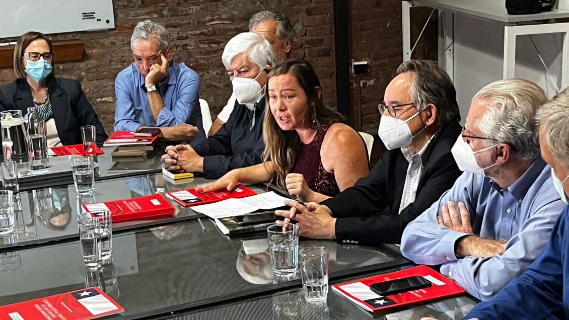 Economistas y ex ministros presentan plan para los 100 primeros días al comando de Boric