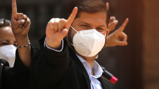 Más de 600 académicos y funcionarios universitarios respaldaron la candidatura de Gabriel Boric