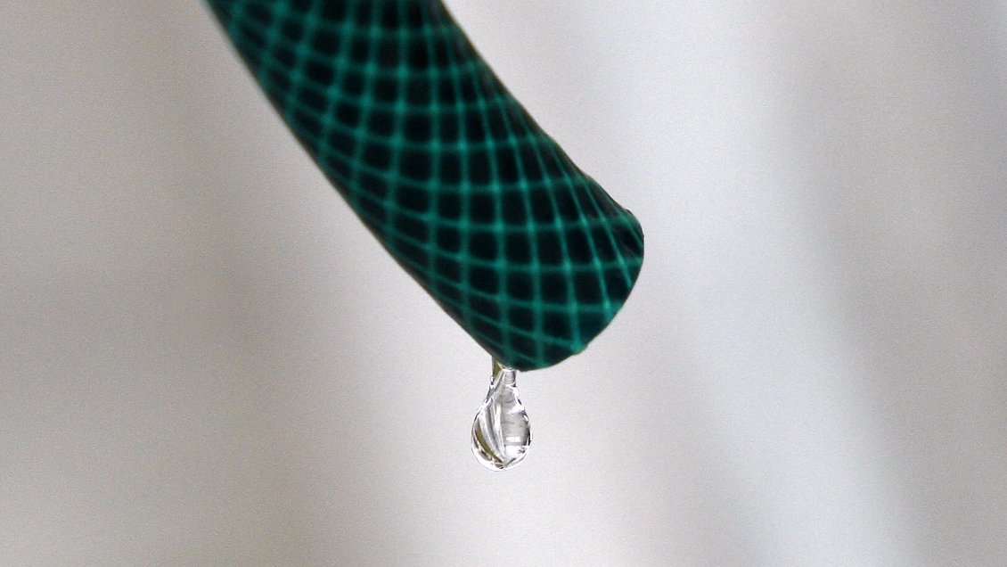 Las Condes multará con hasta 270 mil pesos a quienes rieguen entre 10:00 y 18:00 horas