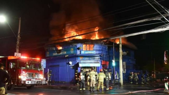 Incendio destruyó cuatro locales comerciales en Quilicura