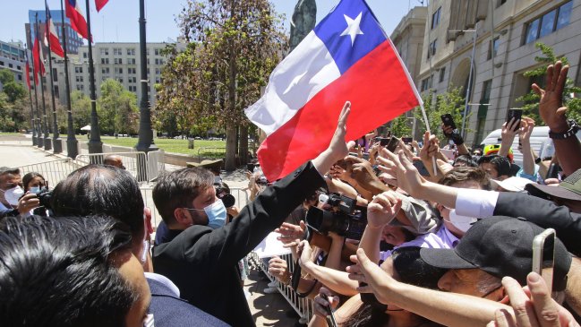 ¿Un Presidente cercano? Boric saludó a la gente, se tomó fotos y habló con un niño al llegar a La Moneda