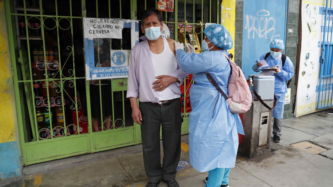 Perú adelanta a tres meses la dosis de refuerzo por el brote de casos de ómicron