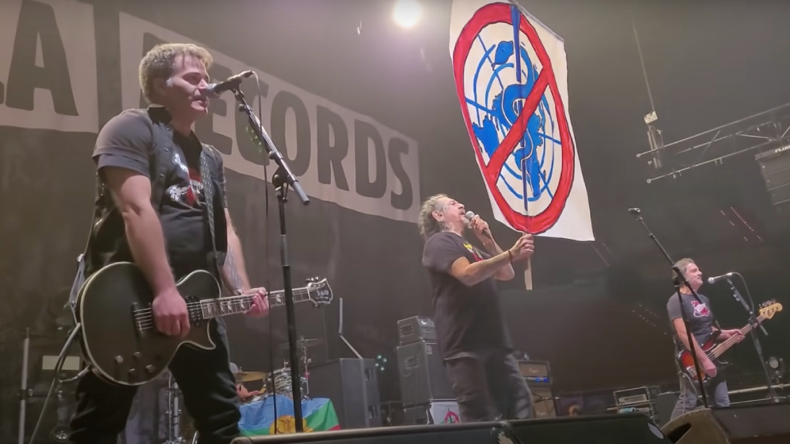 La Polla Records brinda mensaje antivacuna y se lleva ola de pifias