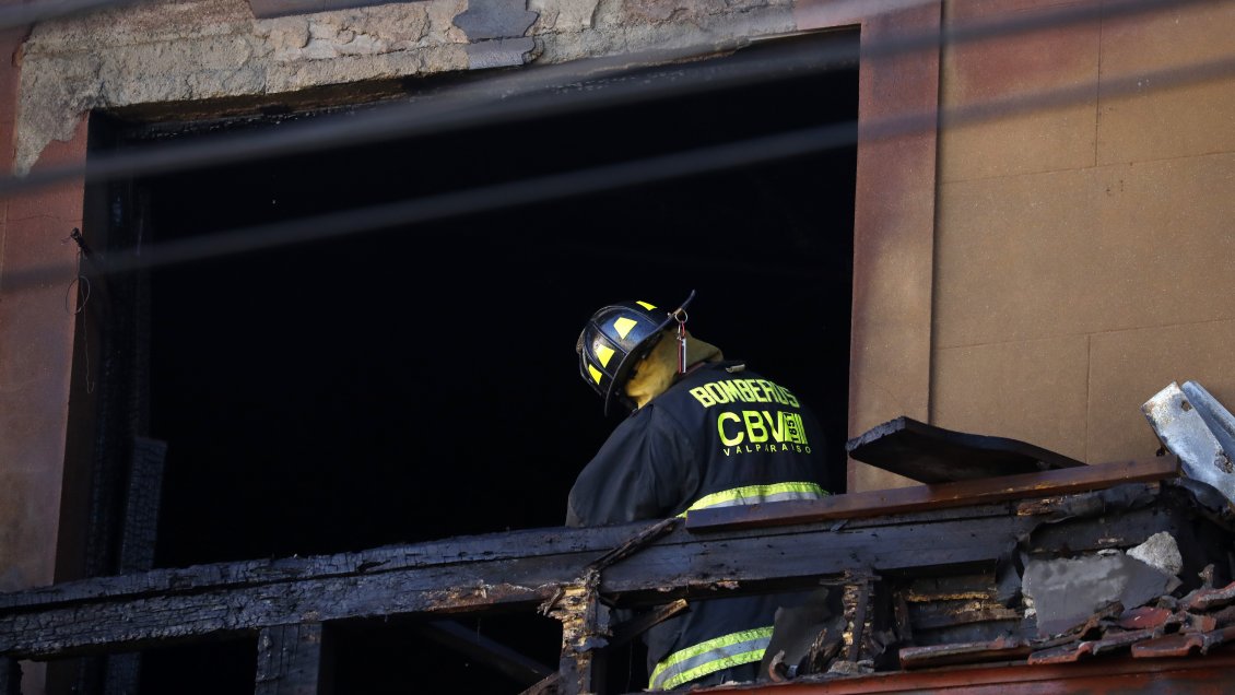 Bomberos de Valparaíso controló dos incendios que se desarrollaban en Cerro Toro y Cerro Los Placeres