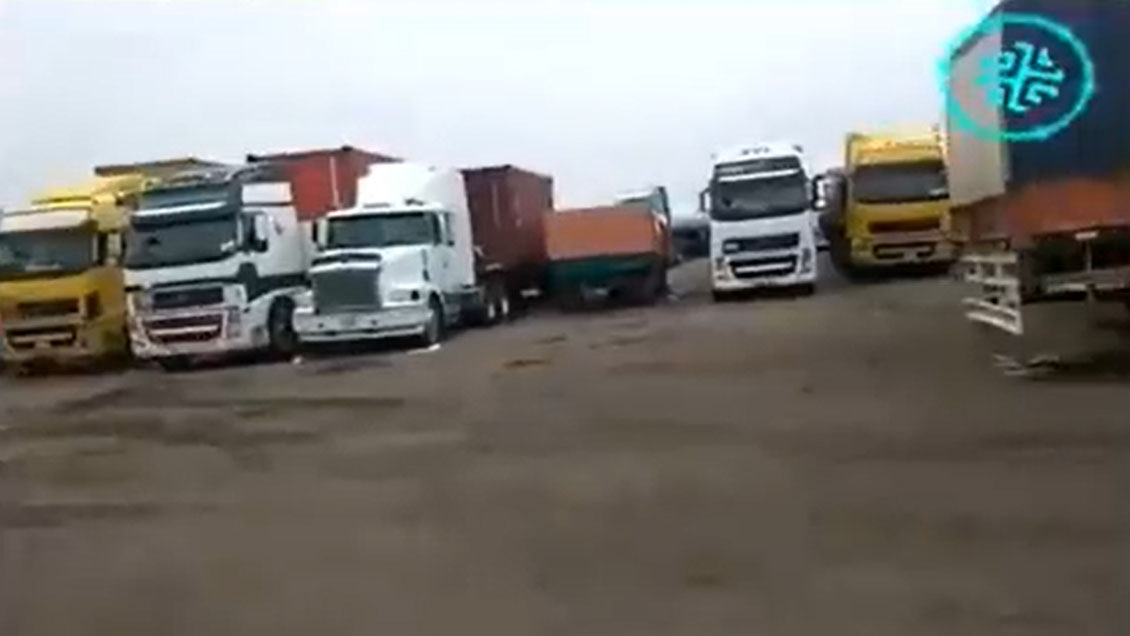 Bolivia logra acuerdo con Chile para el paso de cientos de camiones varados