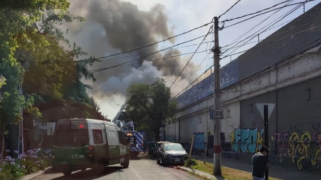 Incendio consumió por completo tres viviendas en Santiago Centro