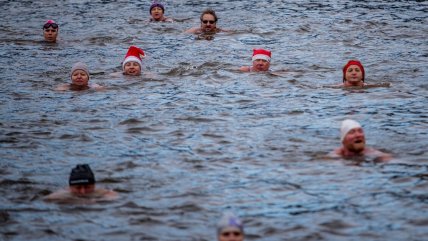  Cientos de personas participaron de tradicional natación navideña en República Checa  