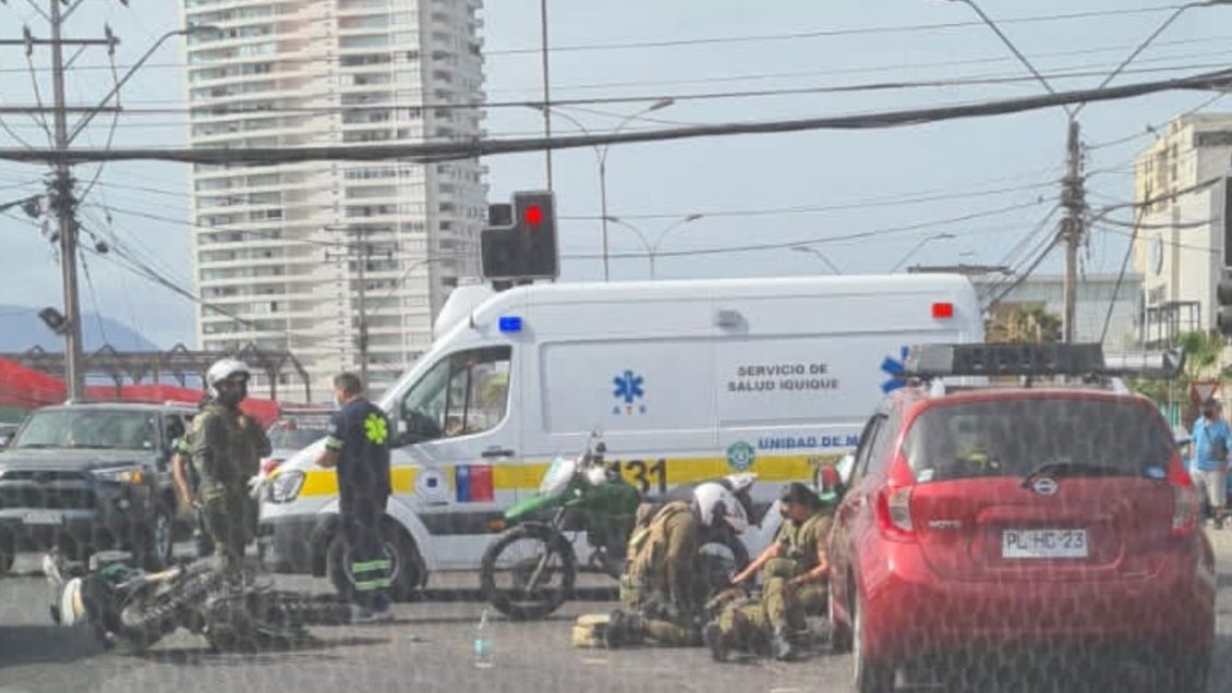 Carabinera motorista resultó con lesiones tras impactar con camioneta en Iquique