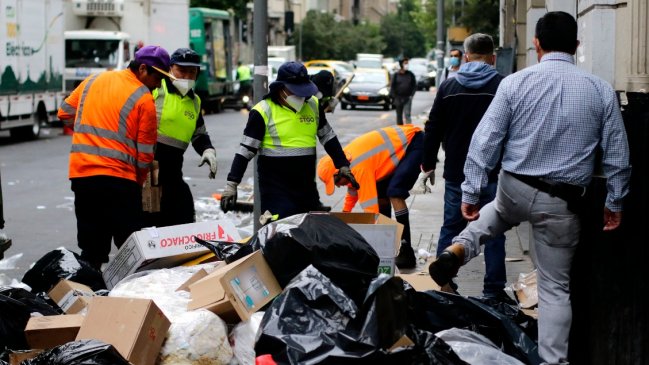 Recolectores de basura de Santiago realizan paro de advertencia para exigir mantención de camiones